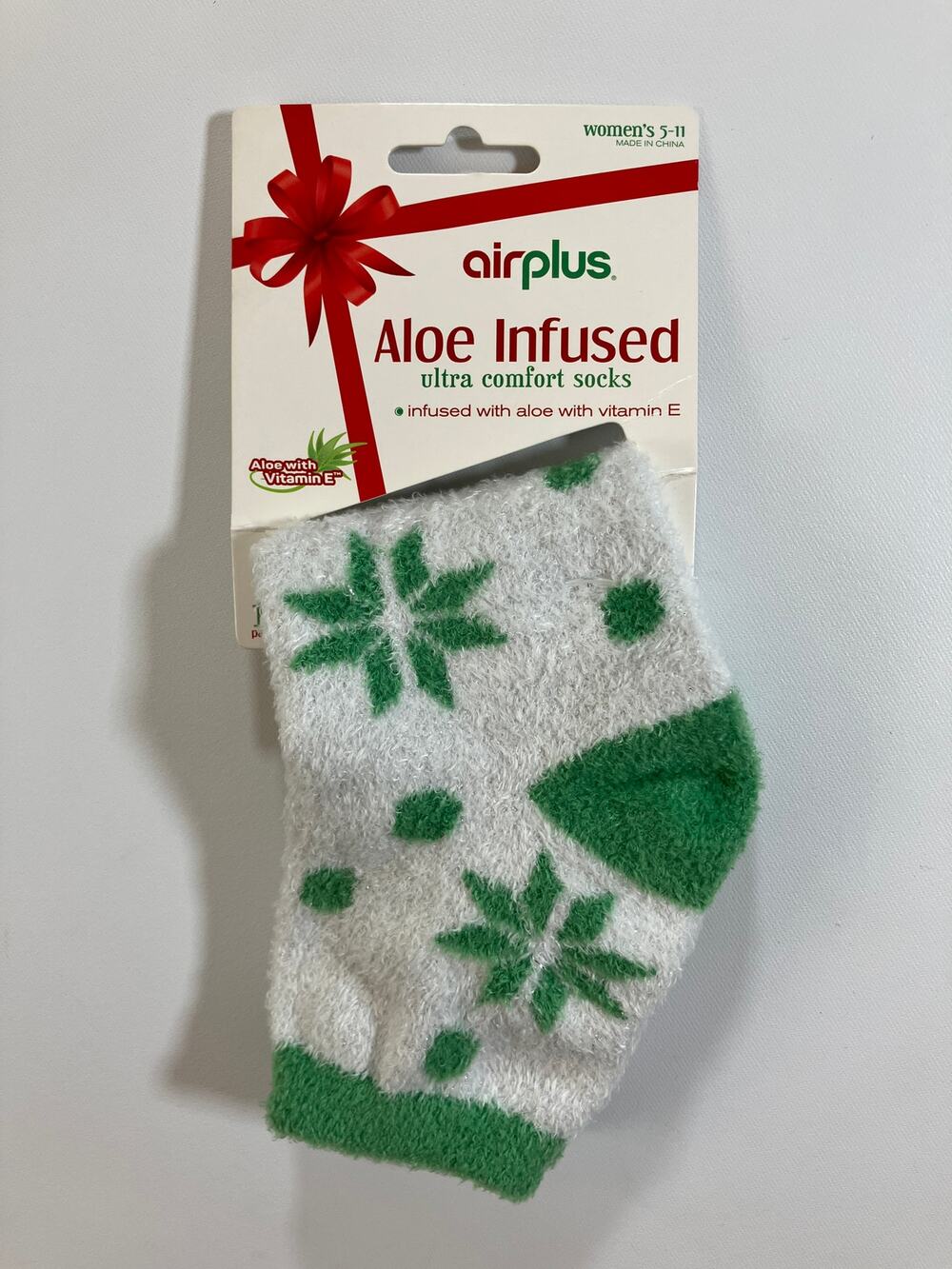 Airplus Women 5-11 Aloe Infused Fuzzy Socks Green White Snowflake Christmas NWT